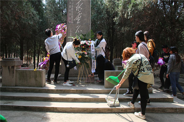 学子爱国行 清明祭英魂 我校美术学院2015级国画一班团支部开展清明爱国主义教育活动