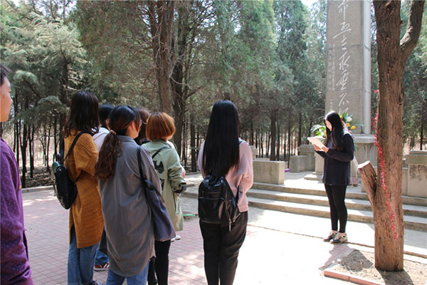 学子爱国行 清明祭英魂 我校美术学院2015级国画一班团支部开展清明爱国主义教育活动